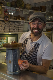 Italy, Liguria, Genoa, alley of the old historic center, Sergio in the poultry store La Polleria in Vico Inferiore del Ferro street, he enjoys presenting the egg mirror of his ancestors which allowed to control the freshness
