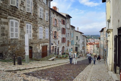 France, Haute-Loire (43), Le Puy-en-Velay, étape classée Patrimoine Mondial de l'UNESCO dans le cadre des chemins de Compostelle, la rue des Tables menant à la cathédrale Notre-Dame-de-l'Annonciation