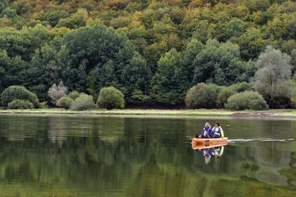 France, Cantal (15), Gorges de la Truyère, découverte en kayak à pédales de la rivière Truyère au pied du village de Chaliers