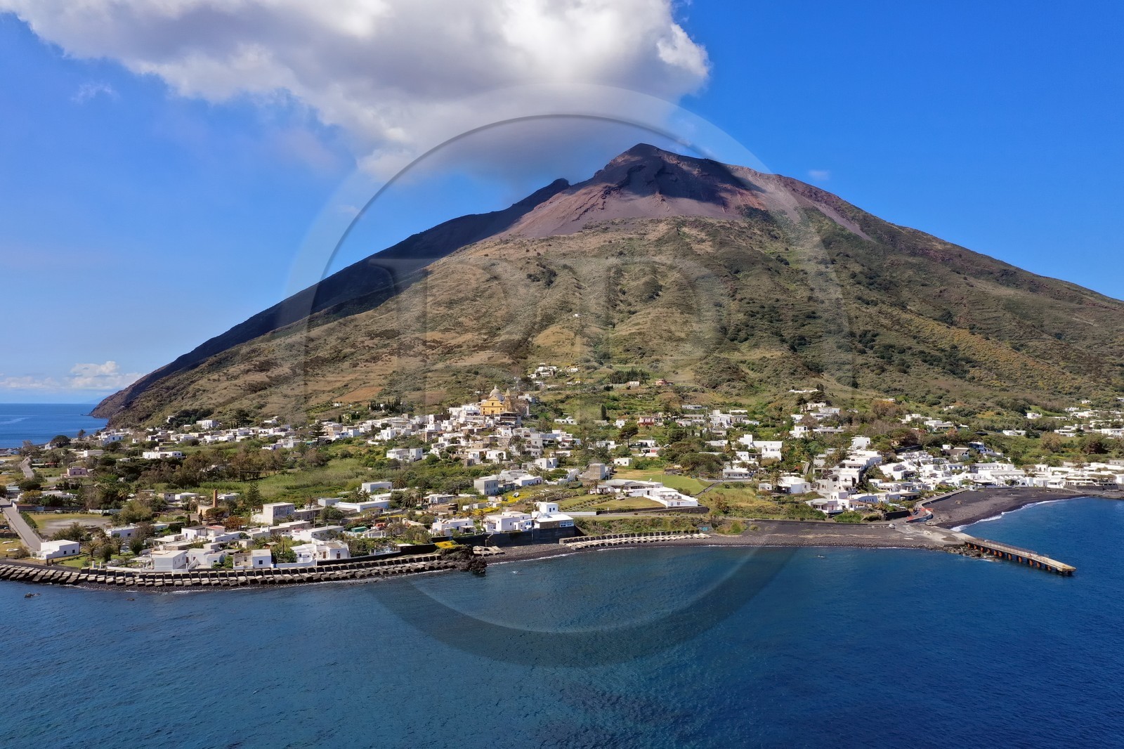 Italie, Sicile, iles Eoliennes, classées Patrimoine Mondial de l'UNESCO, ile de Stromboli, le village dominé par le volcan actif du Stromboli en arrière plan (vue aérienne)