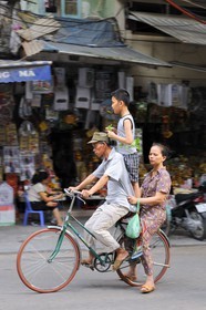 Vietnam, Hanoï, quartier des 36 rues dans la vieille ville, famille sur un vélo