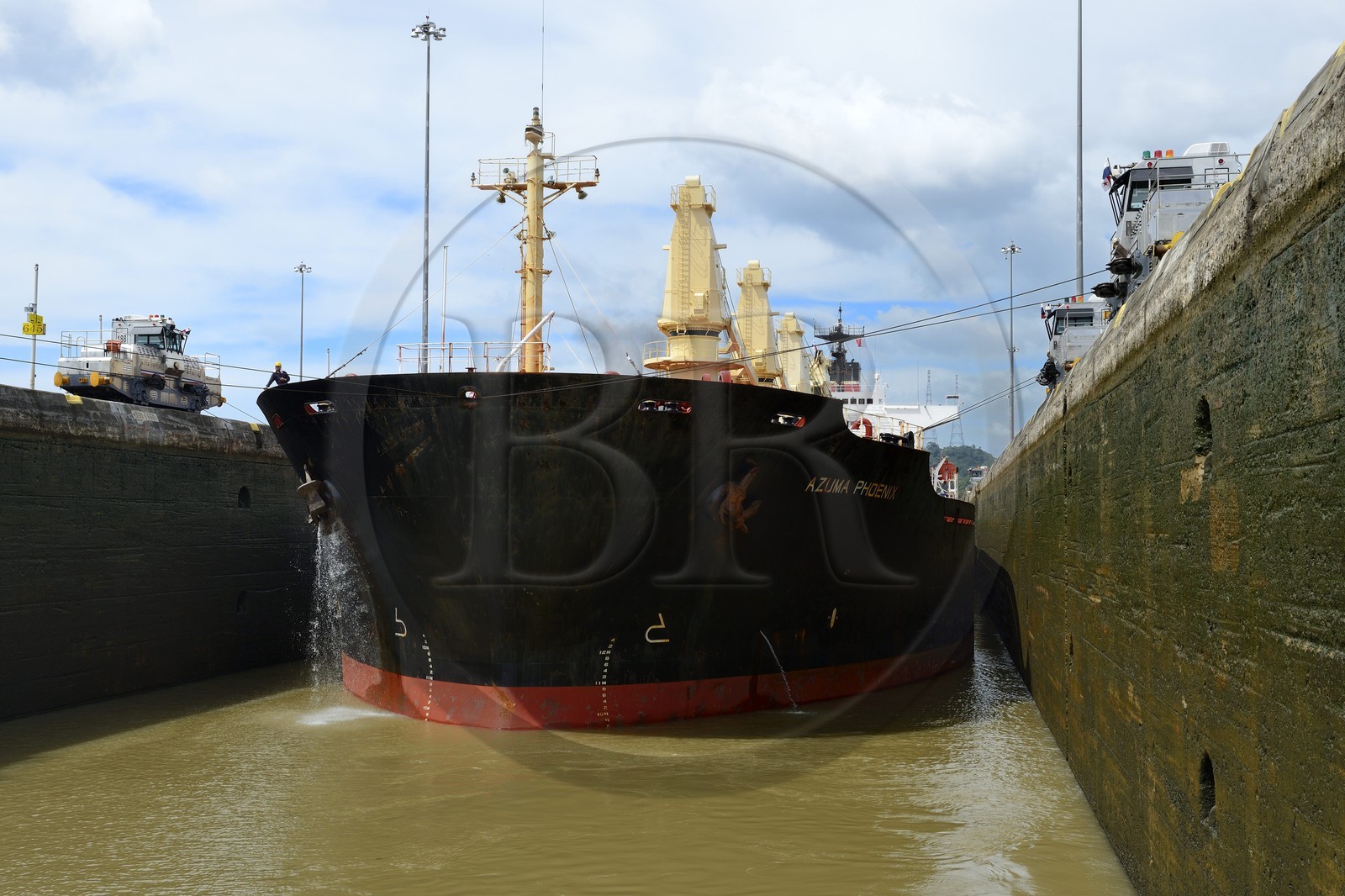 Panama, Canal de Panama, écluses de Pedro Miguel, mules mécaniques ou locomotives électriques guidant un cargo Panamax entre les murs de l'écluse