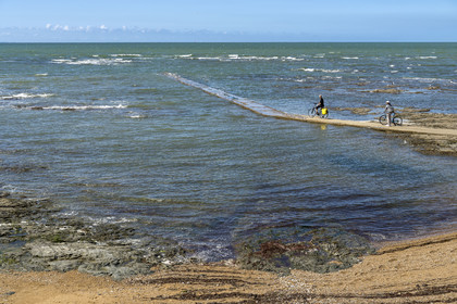 France, Vendée (85), Saint-Hilaire-de-Riez, cyclistes sur une jetée à Sion-sur-Mer située sur la Cote de Lumière (vue aérienne)