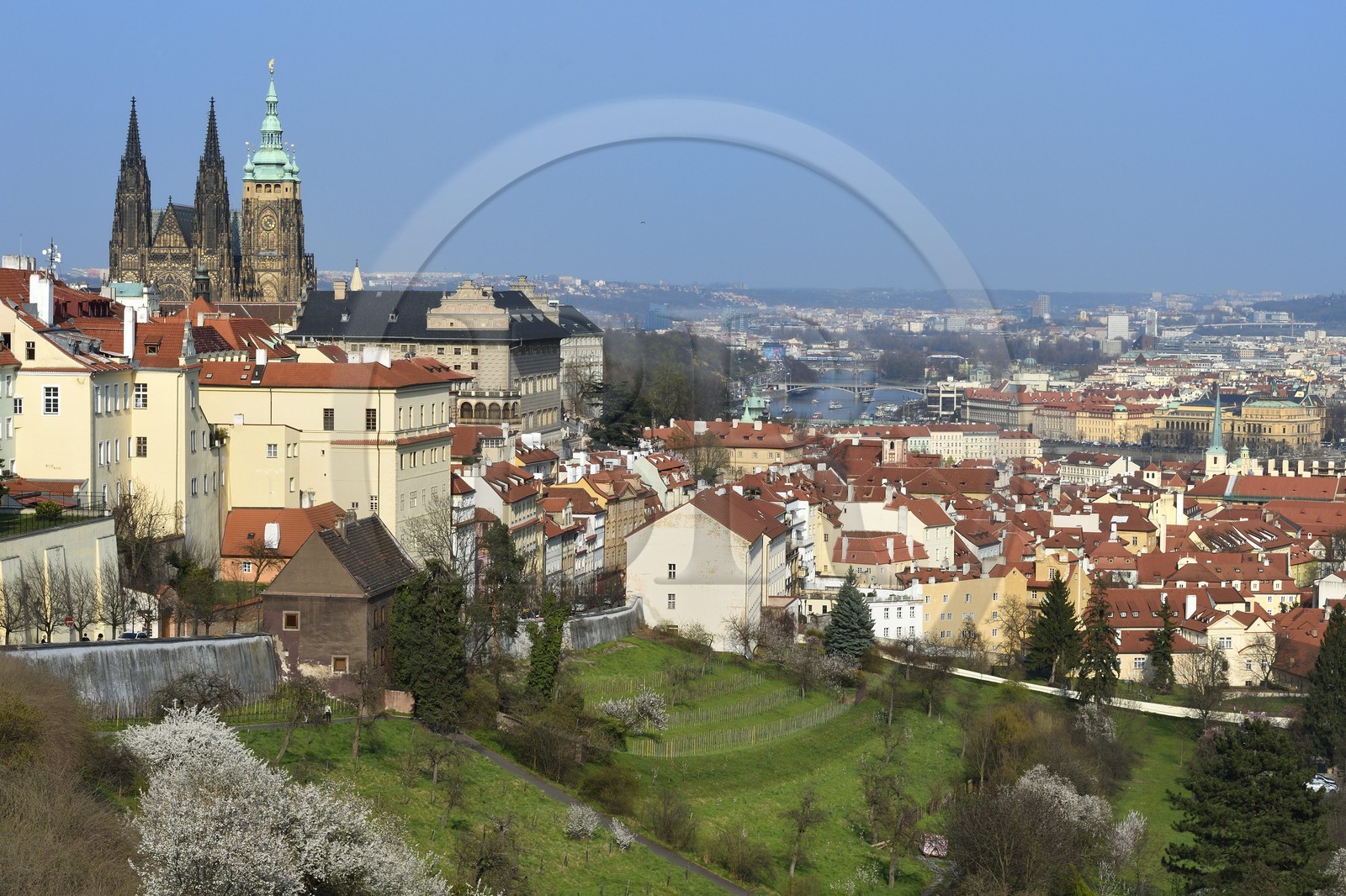 République Tchèque, Prague, Hradcany (quartier du chateau) dominé par la cathédrale Saint-Guy à gauche et le quartier de Mala Strana à droite, la rivière Vltava en arrière plan