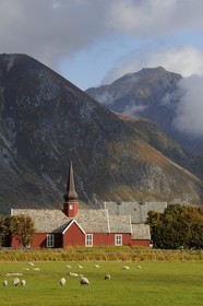 Norvège, Nordland, Iles Lofoten, ile de Flakstadoy, église en bois de Flakstad