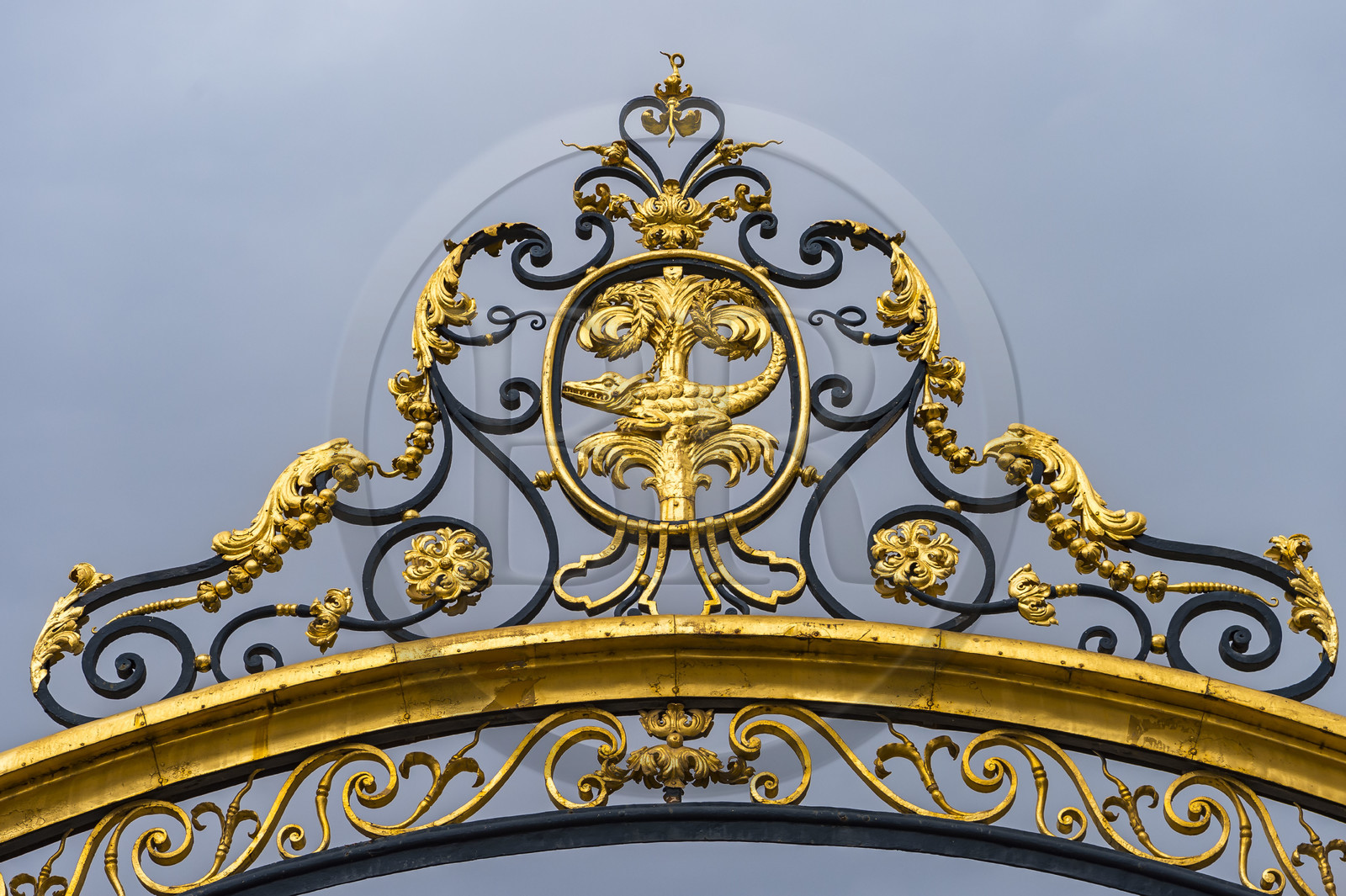 France, Gard (30), Nîmes, grille en fer forgé doré à l'or à l'entrée des Jardins de la Fontaine