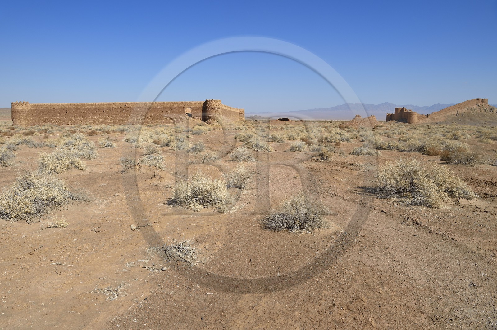 Iran, Yazd province, Dasht-e Kavir desert, Saqand caravanserai and fort