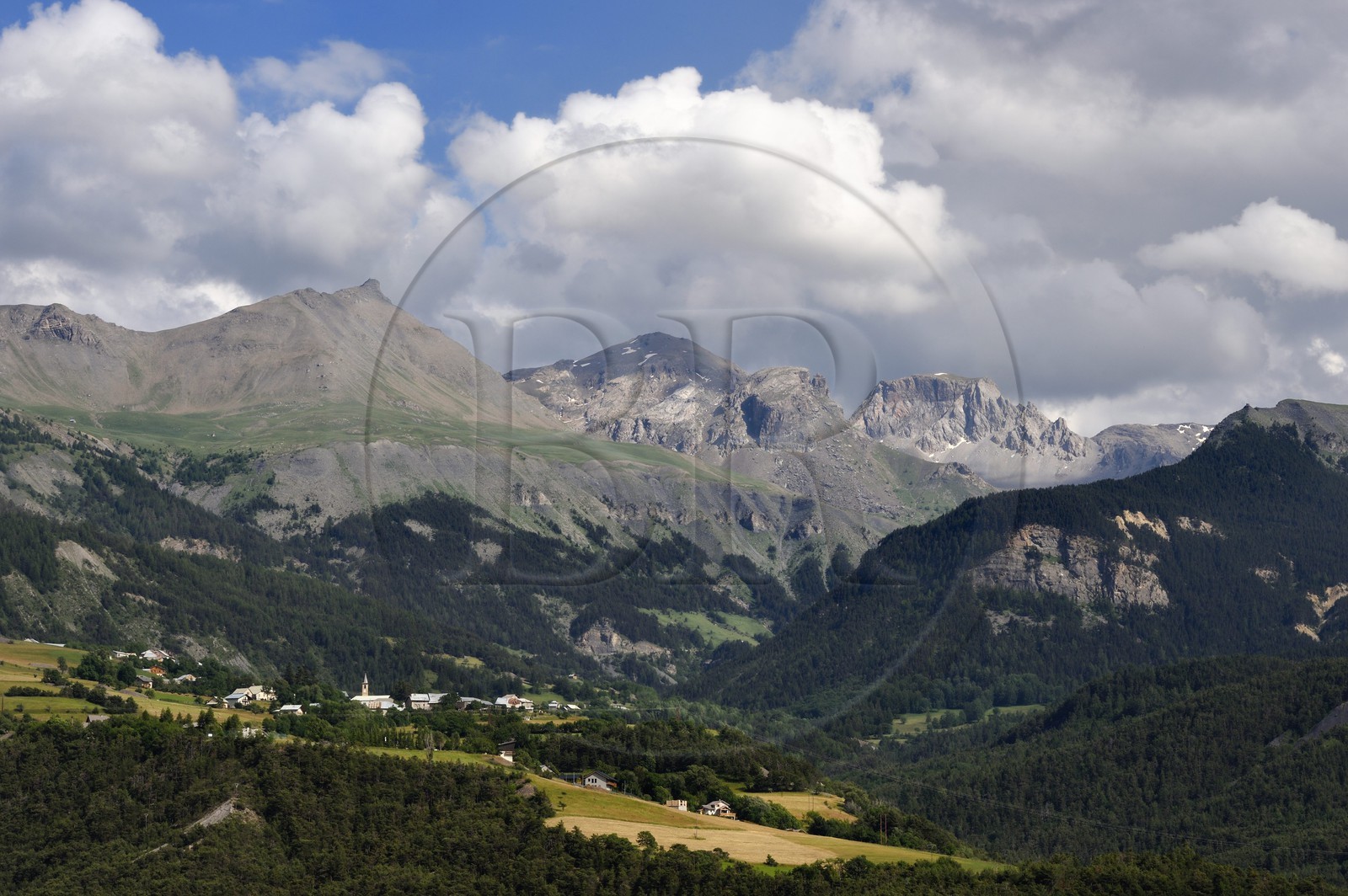 France, Alpes-de-Haute-Provence (04), vallée de l'Ubaye, les montagnes du Parc national du Mercantour, la Tête de Sanguinières et le col de Restefond derrière le hameau de Lans à l'Est de Jausiers