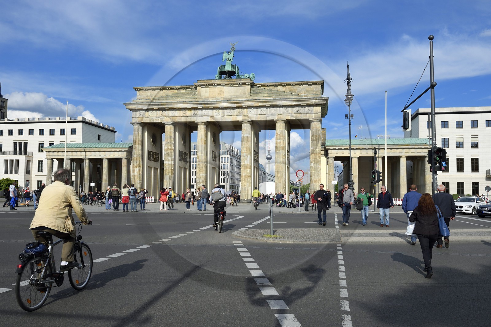 Allemagne, Berlin, Porte de Brandebourg sur l'avenue Under den Linden