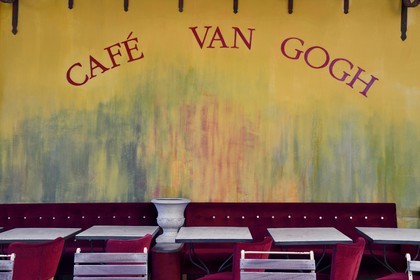 France, Bouches-du-Rhône (13), Arles, place du Forum, restaurant le Café Van Gogh