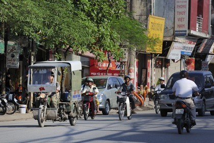 Vietnam, Hanoï, circulation en moto dans la vieille ville