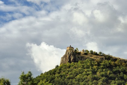 France, Cantal (15), Massiac, la chapelle Sainte-Madeleine de Chalet au bord d’un éperon basaltique qui surplombe la vallée de l’Alagnon