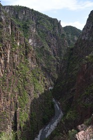 France, Alpes-Maritimes (06), parc national du Mercantour, vallée du Haut-Var, les Gorges de Daluis creusées par le Var dans des sols de pélite rouge