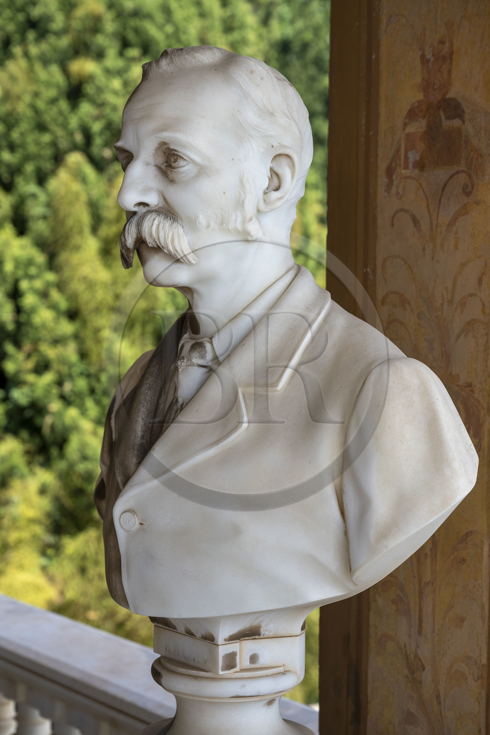 Italie, Ligurie, Province d'Imperia, Vintimille, Jardin botanique Hanbury, Palazzo Orengo, buste de Thomas Hanbury dans la loggia