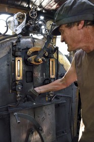 France, Alpes-Maritimes (06), Puget Théniers, locomotive en chauffe, dans la cabine, Frederic Laugier bénévole du G.E.C.P. qui restaure et exploite le Train des Pignes, aujourd'hui chauffeur
