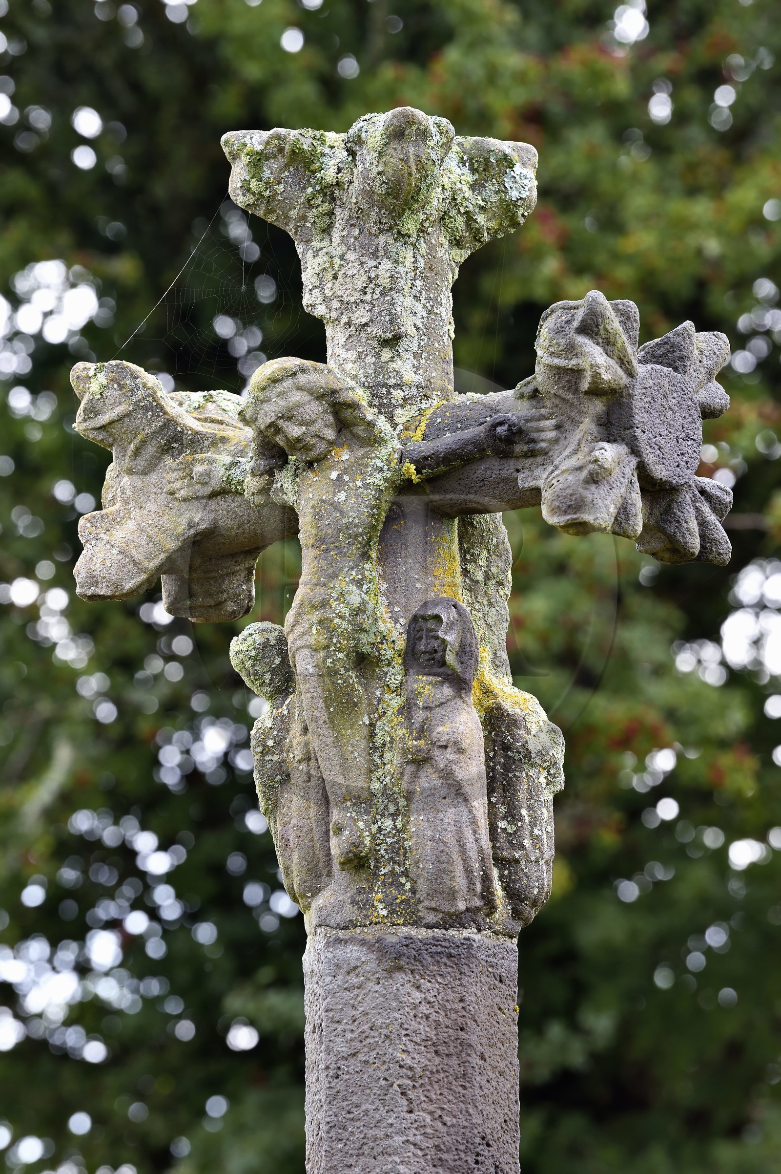 France, Cantal (15), Parc naturel régional de l'Aubrac, plateau de l'Aubrac, Lieutades, croix début XVIIe siècle
