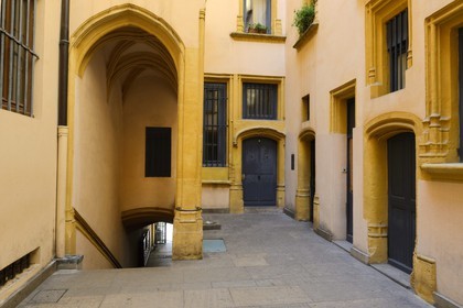 France, Rhône (69), Lyon, site historique classé Patrimoine Mondial de l'UNESCO, quartier de Saint-Paul dans le Vieux Lyon, traboule reliant le 2 place du Gouvernement au 10 quai Romain Rolland