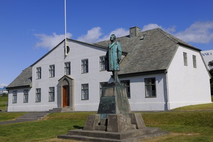 Iceland, Reykjavik, rules representative Hannes HAFSTEIN of the sculptor Einar JONSSON in front of the house of Prime Minister