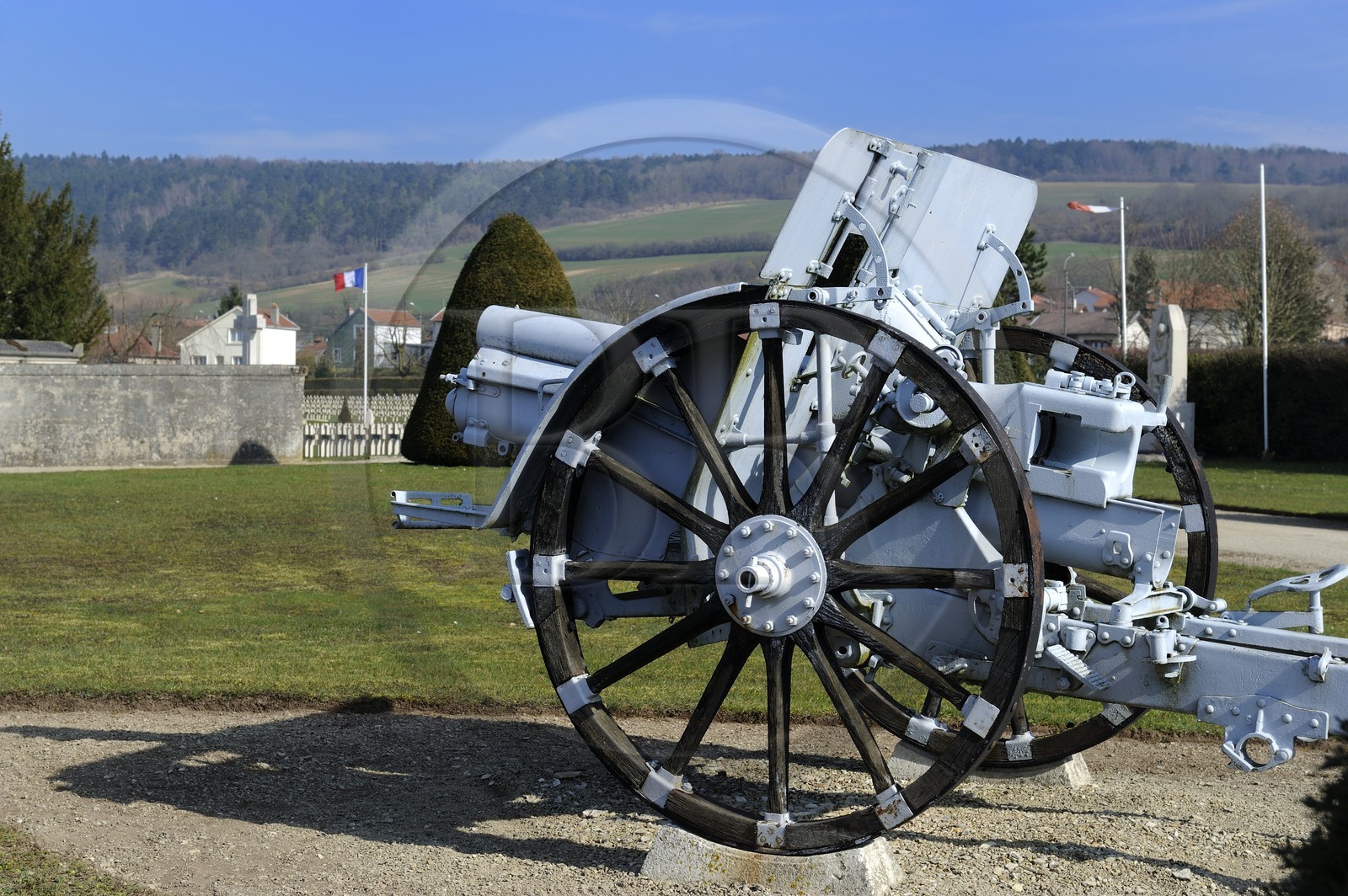 France, Meuse (55), Verdun, canons de la première guerre mondiale devant le cimetière militaire du Faubourg-Pavé