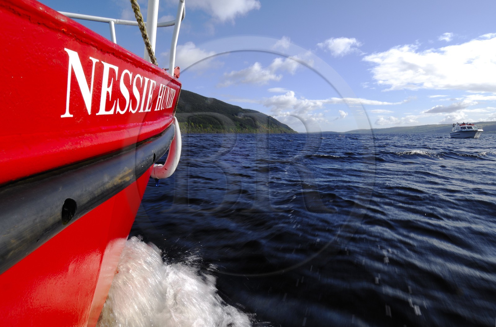 Royaume-Uni, Ecosse, Highlands, le Loch Ness, bateau le chasseur de Nessie voguant sur Urquhart castle