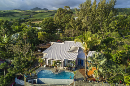 France, Ile de la Reunion, Petite-Ile, case moderne et champs de canne à sucre en arrière plan (vue aérienne)