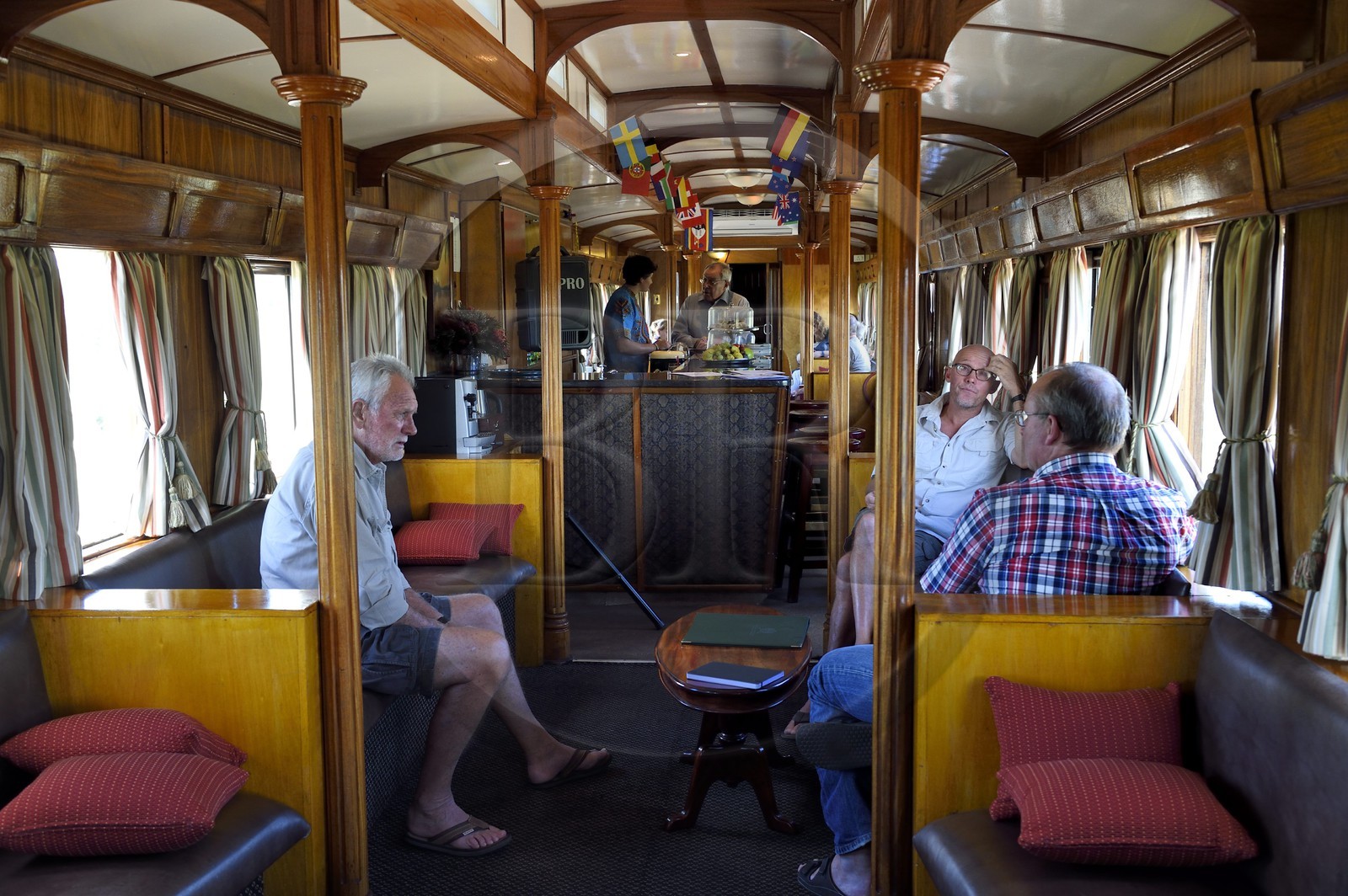 Namibie, région de Otjozondjupa, le train Shongololo express, la voiture-bar