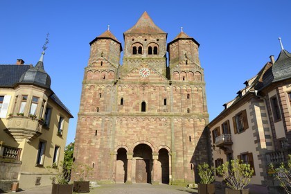 France, Bas Rhin (67), Marmoutier, l'église abbatiale romane du VIème siècle, façade occidentale en grès rouge des Vosges