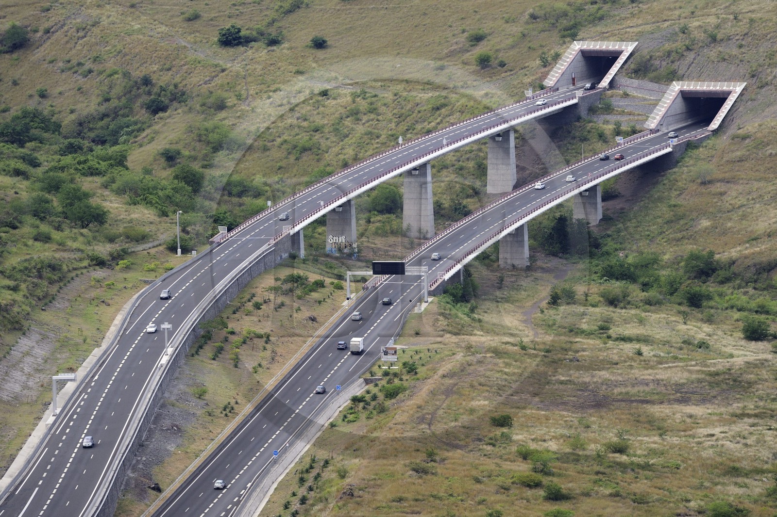 France, île de la Réunion, côte ouest, Saint-Paul, Tunnel Cap La Houssaye sur la route des Tamarins (vue aérienne)