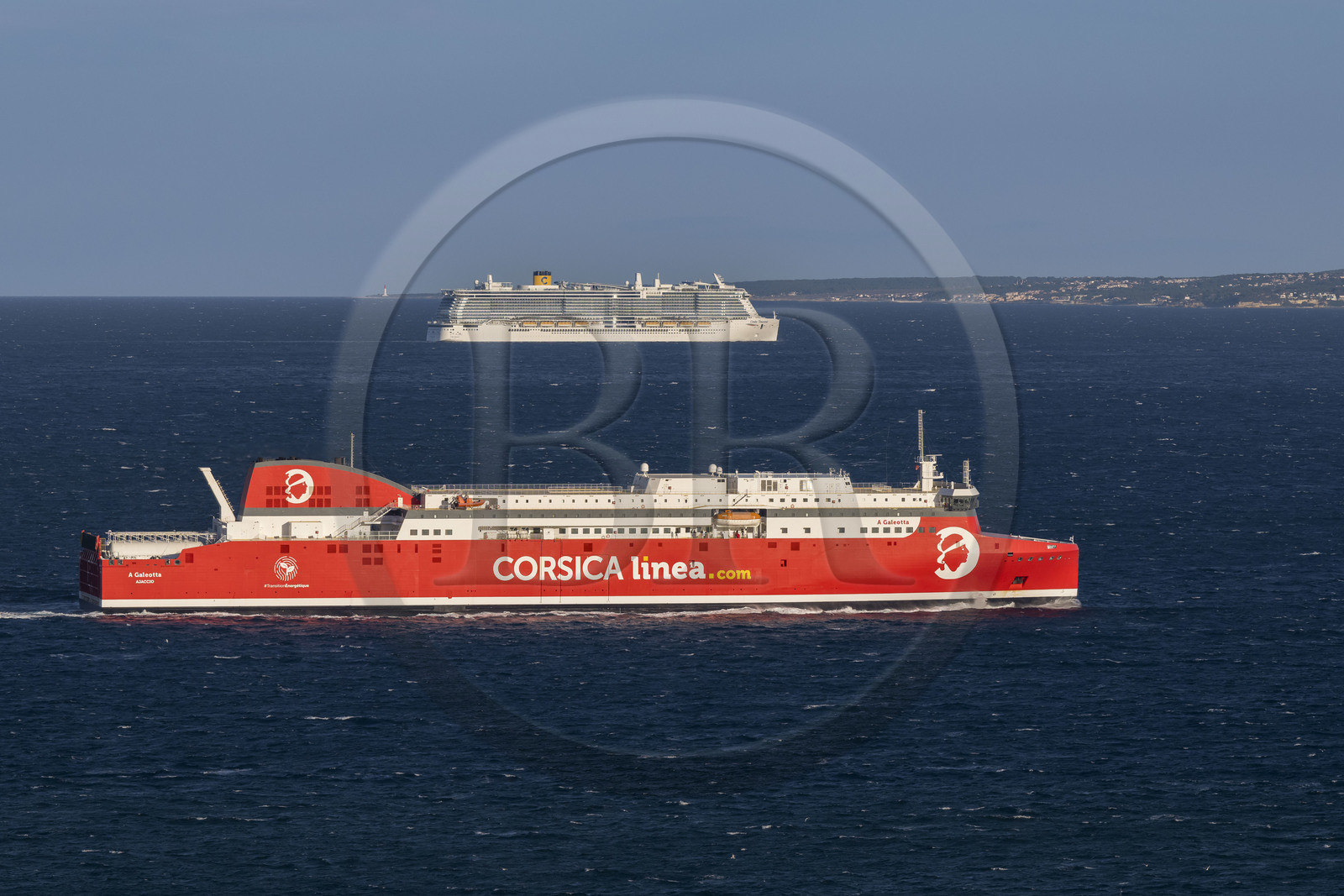 France, Bouches-du-Rhône (13), Marseille, arrivée d'un ferry de Corsica Linea et d'un bateau de croisière Costa au petit matin
