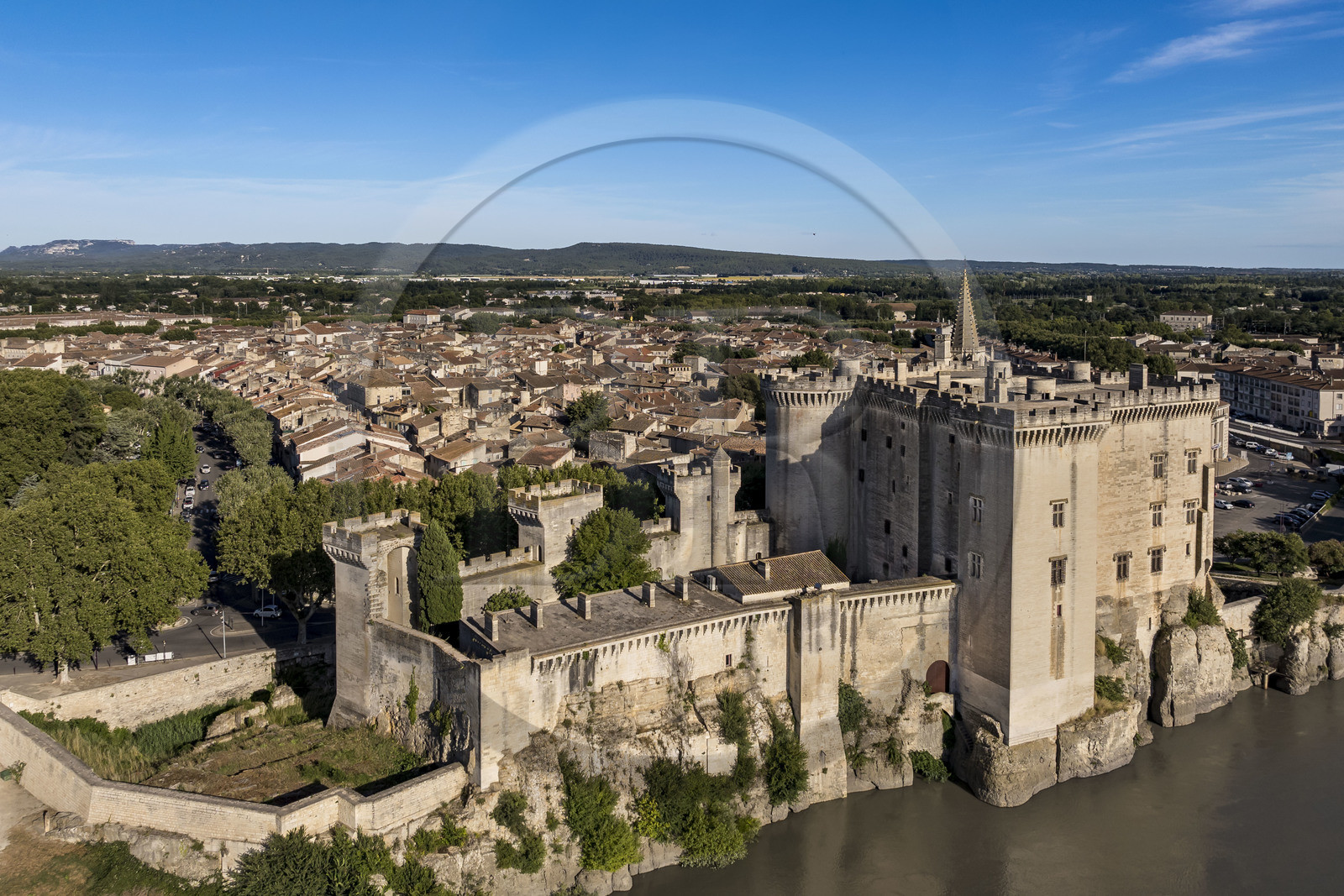 France, Bouches-du-Rhône (13), Tarascon, le chateau du roi René datant du XVe siècle en bordure du Rhone (vue aérienne) France, Bouches-du-Rhône (13), Tarascon, le chateau du roi René datant du XVe siècle en bordure du Rhone (vue aérienne)