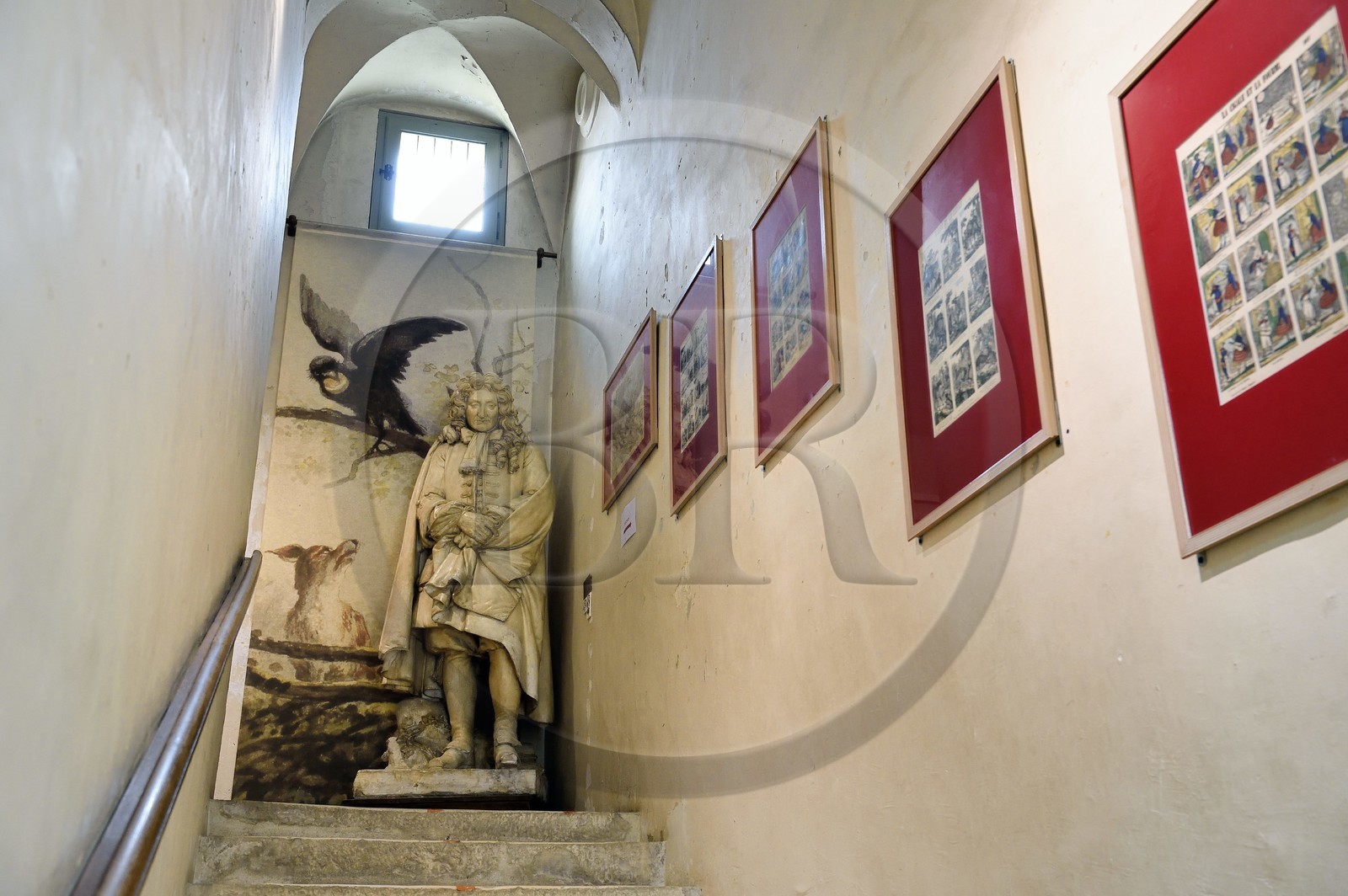 France, Aisne (02), Château-Thierry, Musée Jean de La Fontaine - Ville de Chateau-Thierry dans la maison natale du poète, statue (platre XIXème siècle) de Jean de La Fontaine par le sculpteur Gabriel Seurre dans le grand escalier