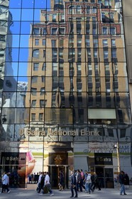 Etats-Unis, New York, Manhattan, Midtown, 5eme Avenue, l'immeuble Art déco Fred F. French Building se reflétant dans la Safra National Bank