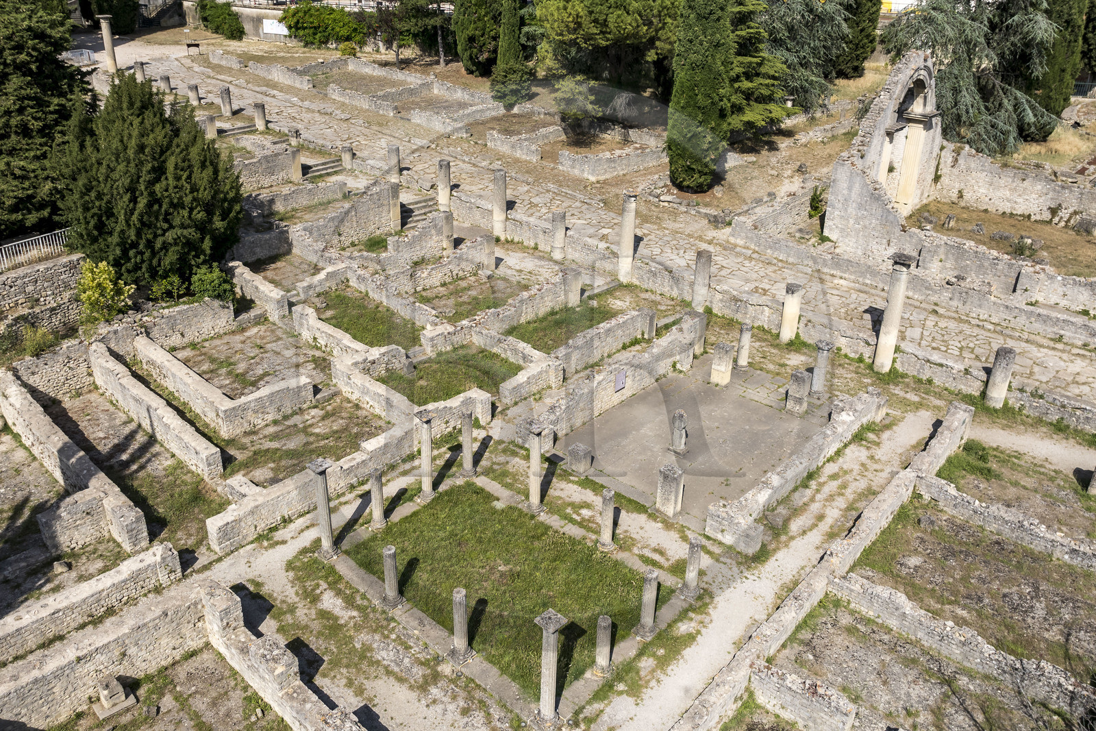 France, Vaucluse, Vaison la Romaine, Villasse archaeological site, the shops street (aerial view)