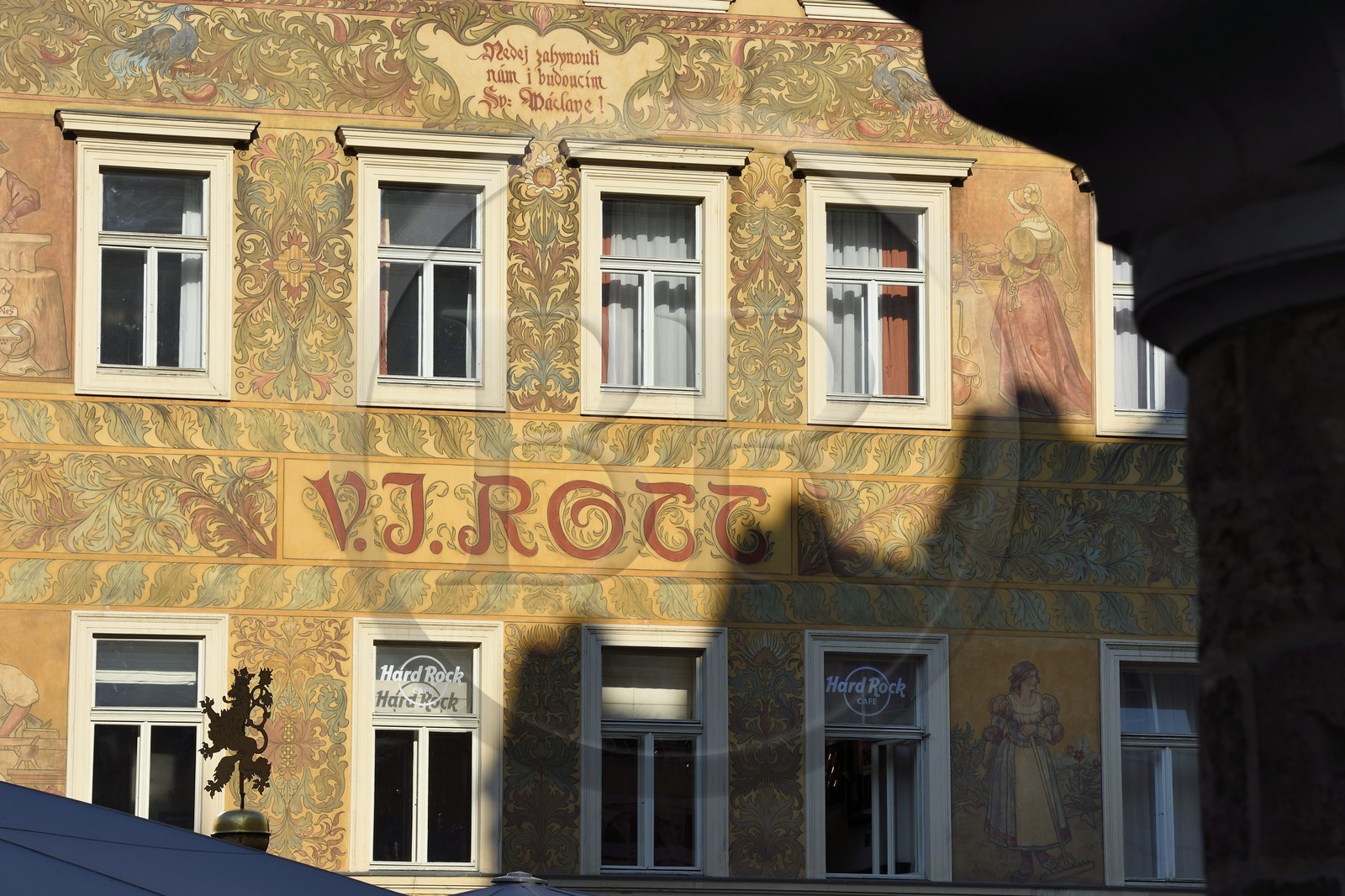 République Tchèque, Prague, centre historique classé Patrimoine Mondial de l'UNESCO, la vieille ville (Stare Mesto), la petite place Malé Namesti derrière la grande place Staromestske, façade de la maison Rott (U Rotta) avec ornementation par sgraffite