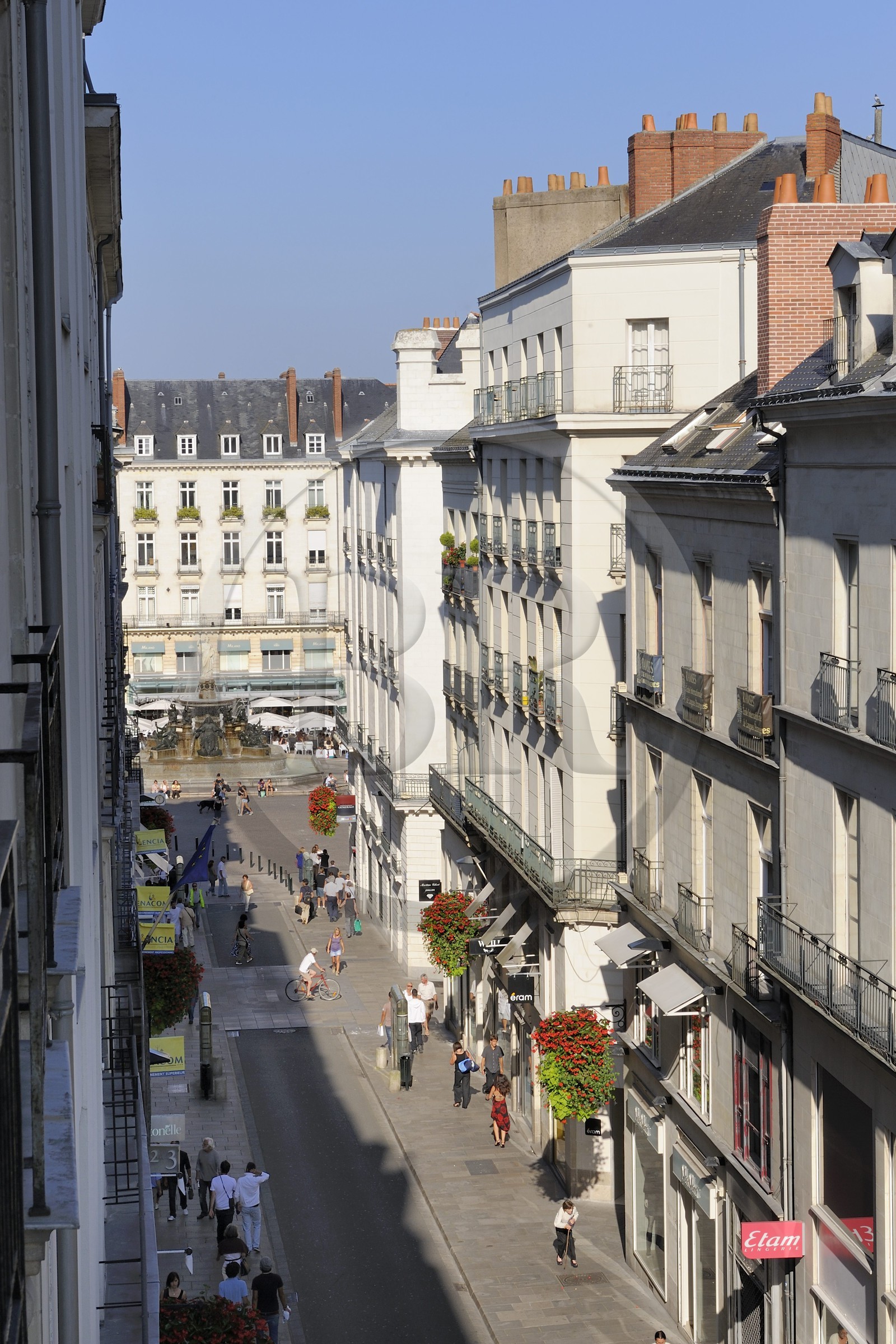 France, Loire-Atlantique (44), Nantes, la très chic rue commercante Crébillon menant à la place Royale