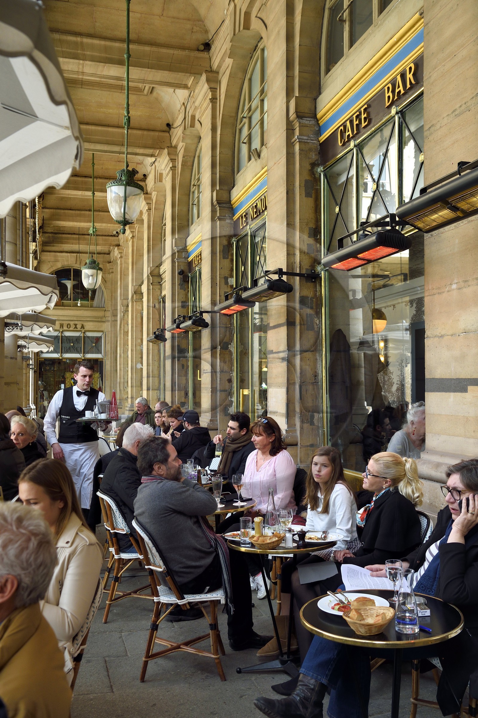France, Paris (75), Palais Royal, Café Le Nemours sur la place Colette