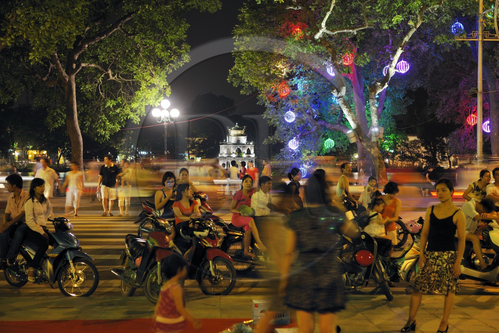 Vietnam, Hanoï, vieille ville, la tour de la Tortue (Thap Rua) sur le lac Hoan Kiem appelé le petit lac ou lac de l'épée restituée, sortie du samedi soir en moto