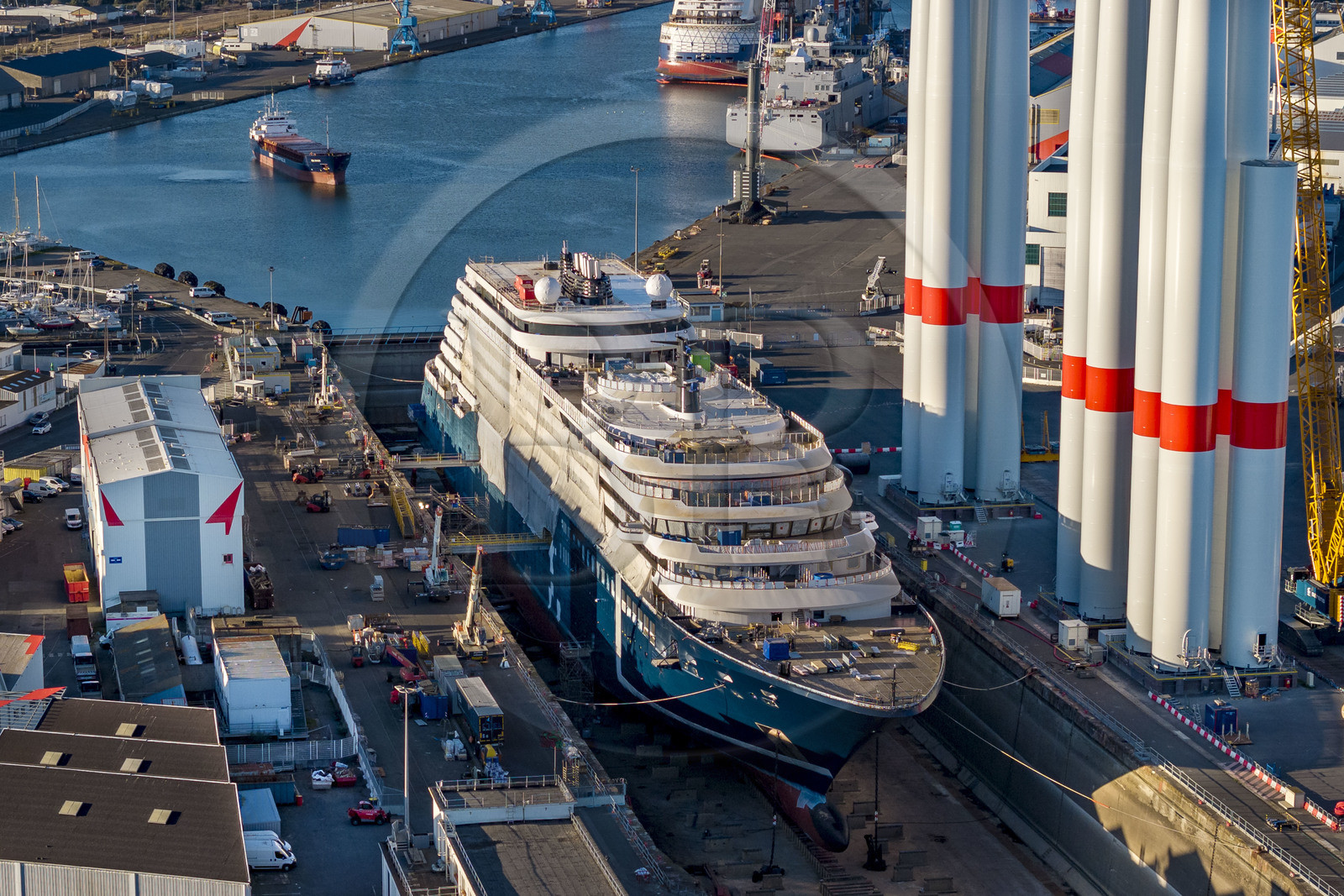 France, Loire-Atlantique (44), Saint-Nazaire, le chantier du super-yacht de luxe Ritz-Carlton Luminara dans la forme Joubert, les tours d'éoliennes à droite sont stockées avant embarquement (vue aérienne) France, Loire-Atlantique (44), Saint-Nazaire, le chantier du super-yacht de luxe Ritz-Carlton Luminara dans la forme Joubert, les tours d'éoliennes à droite sont stockées avant embarquement (vue aérienne)