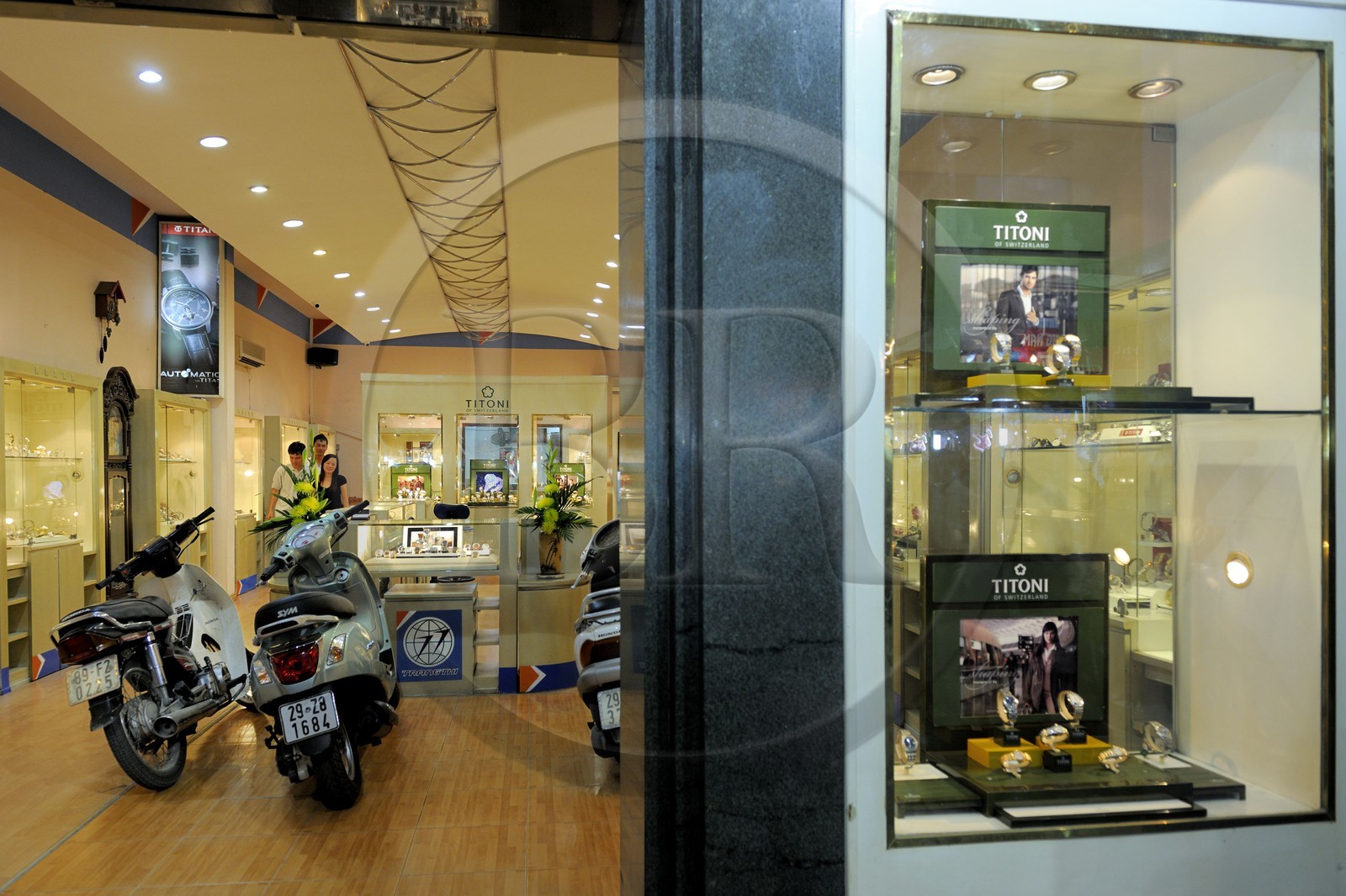 Vietnam, Hanoï, motos garées dans une horlogerie faute de parking