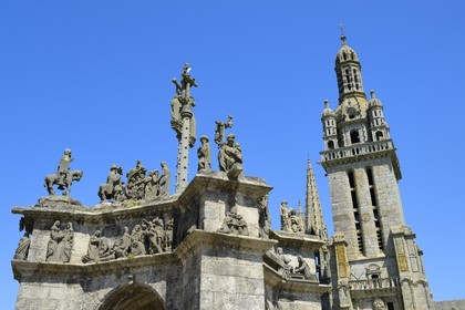 France, Finistère (29), Pleyben, l'église et le calvaire dans l'enclos paroissial