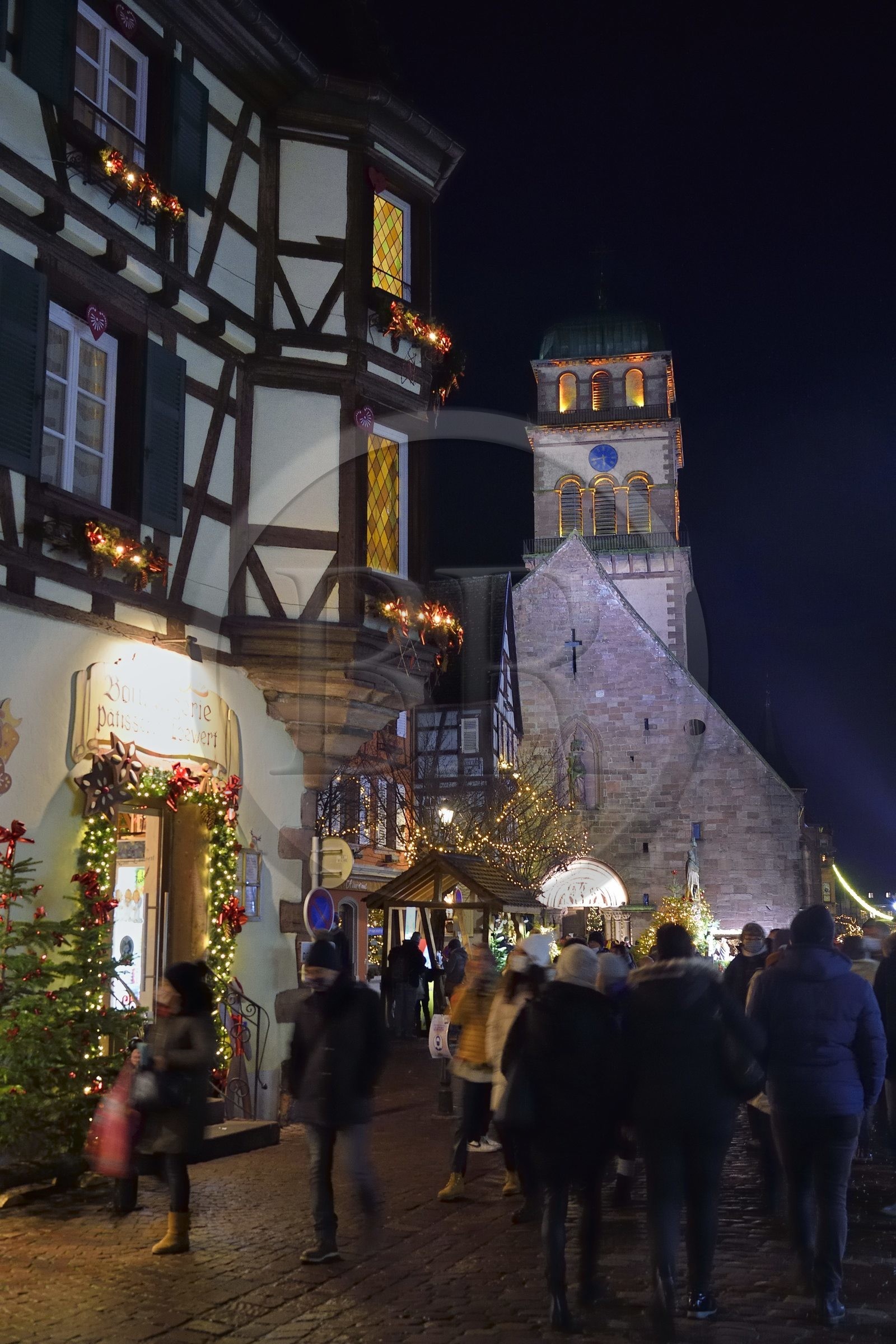 France, Haut-Rhin (68), Kaysersberg, maison à pans de bois sur la place du Vieux Marché et l'église Sainte Croix à Noël