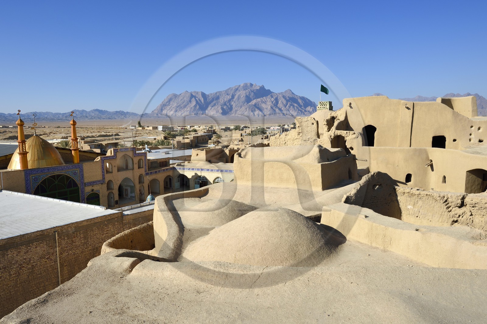 Iran, Province d'Ispahan, désert du Dasht-e Kavir, région de Khur et Biabanak, Bayazeh, l'ancien chateau qui pouvait abriter les habitants de la ville en cas d'attaque dans ses 700 chambres, la mosquée et le désert en arrière plan