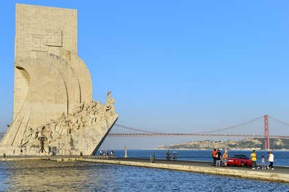 Portugal, Lisbonne, quartier de Belém, Padrao dos Descobrimentos (Monument des Découvertes) datant de 1960 et le le pont du 25 de Abril sur le Tage