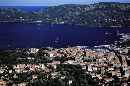 France, Corse-du-Sud (2A), la vieille ville de Porto-Vecchio surplombant le golfe (vue aérienne)