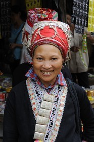 Vietnam, province de Lao Cai, région Nord-Ouest de Sapa, le marché multi-éthnique de Muong Hum, femme de la minorité des Dzao rouge