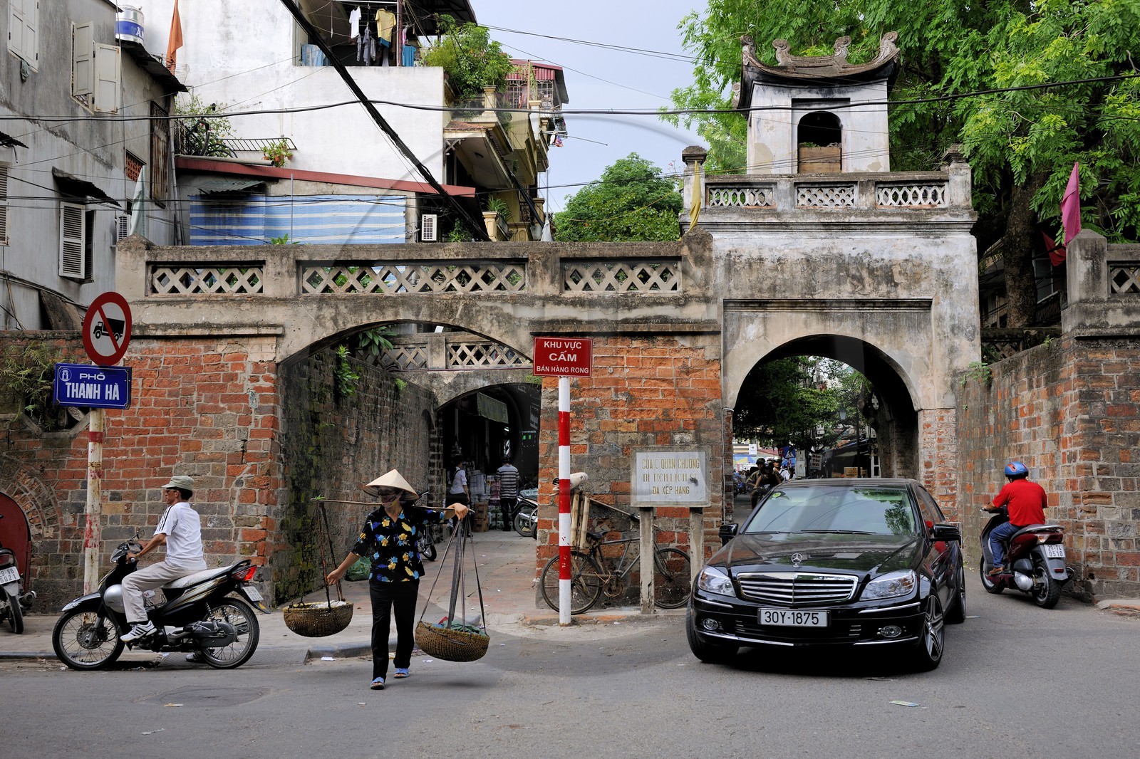 Vietnam, Hanoï, quartier des 36 rues dans la vieille ville, porte de l'Est ou Cua O Quan Chuong de l'ancienne enceinte médiévale de la ville