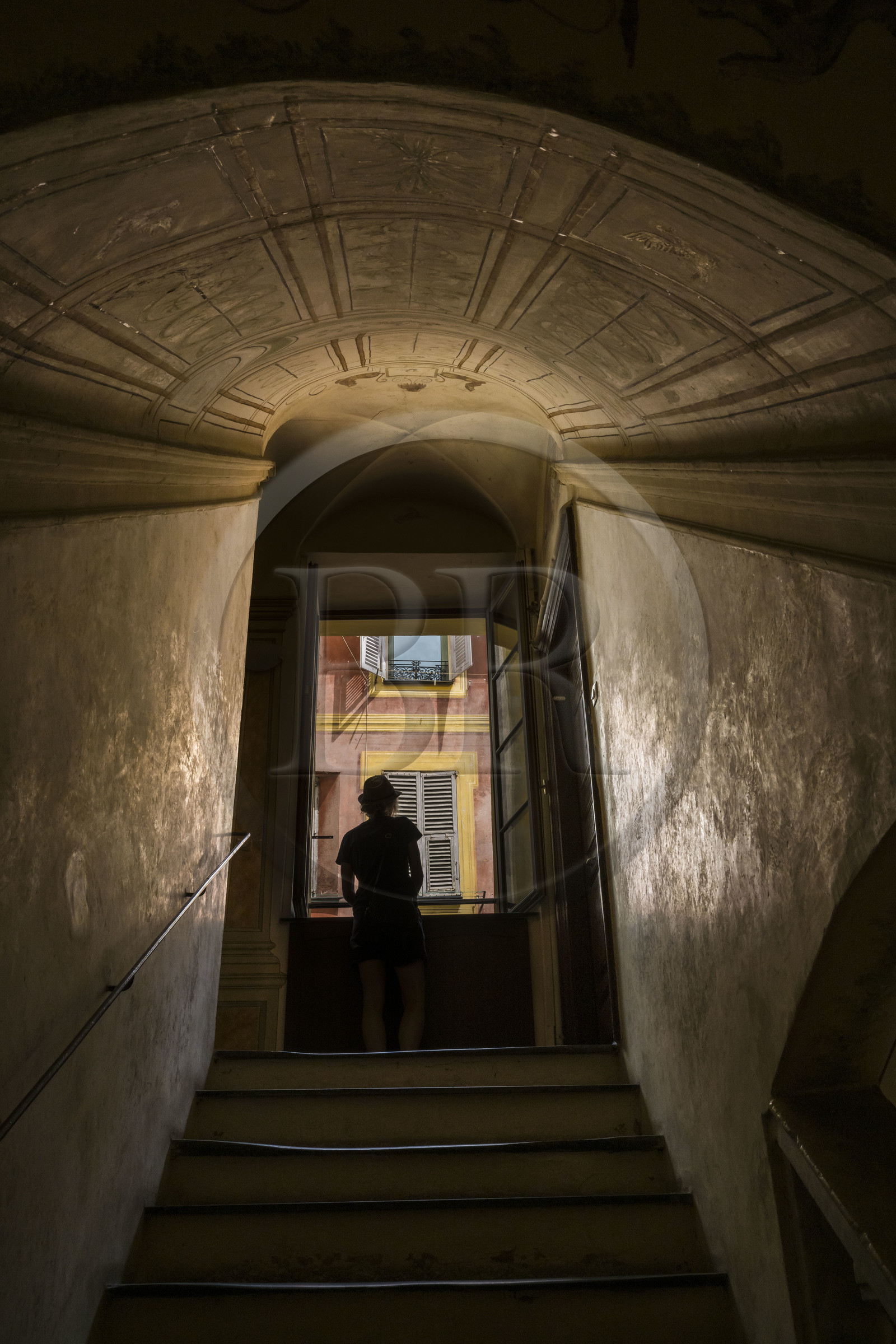 France, Alpes-Maritimes (06), Nice classée Patrimoine Mondial de l'UNESCO, le Vieux Nice, Palais des Cais de Gilette du XVIIème siècle,  la cage d’escalier avec une décoration à grotesques