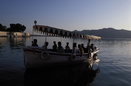 Inde, état du Rajasthan, Udaipur Bateau sur le lac Pichola