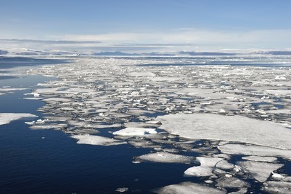 Groenland, cote Nord-Ouest, Smith sound au nord de la baie de Baffin, morceaux de glace de la banquise arctique et la côte canadienne de l'ile d'Ellesmere en arrière plan