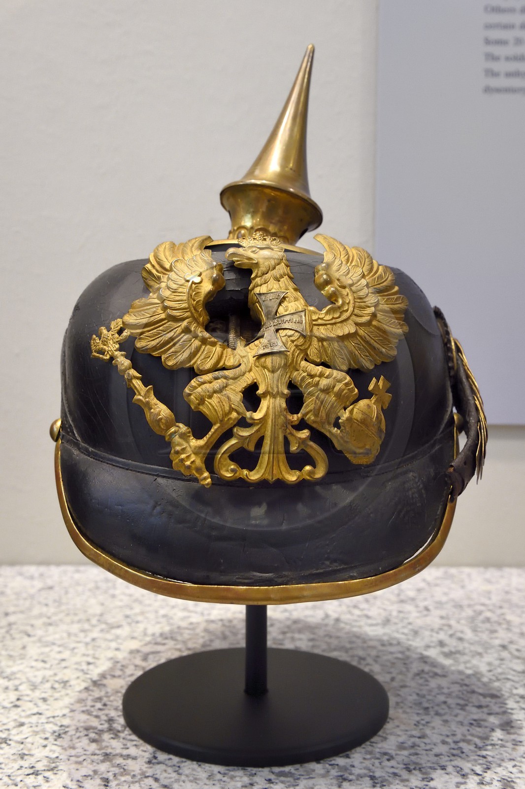 Allemagne, Berlin, le Deutsches Historisches Museum (musée de l’histoire allemande), la premiere guerre mondiale, casque à pointe touché par une balle